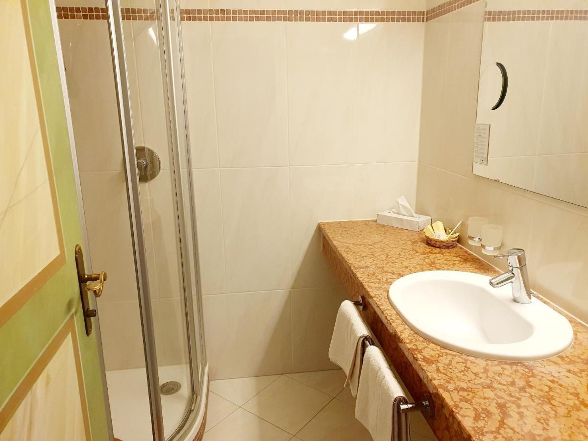 Raffl'S Hotel Лойташ Экстерьер фото